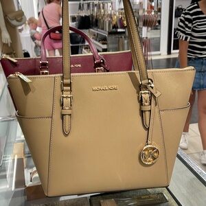 MICHAEL KORS Charlotte Large Leather Top-Zip Tote
Camel
NWT